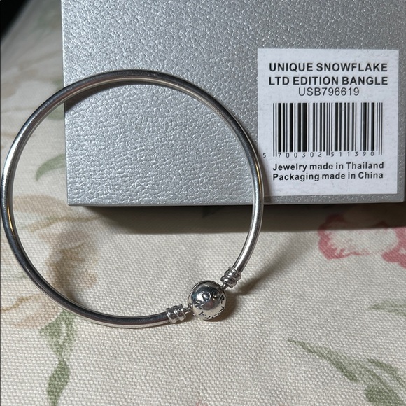 Limited Edition Unique Snowflake Bangle w Pandora Clasp & Box - Picture 3 of 16